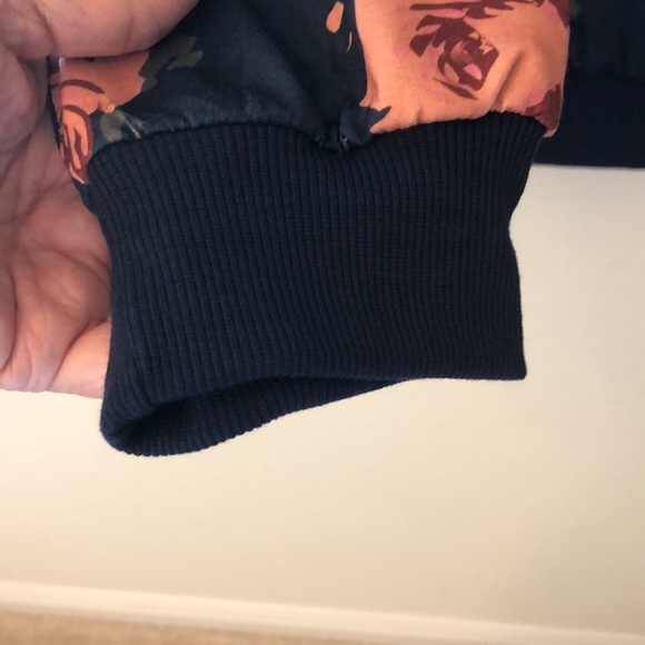 BLOOMCHIC NAVY BLUE FLORAL SWEATSHIRT NWT SIZE 18-20 - Picture 5 of 10